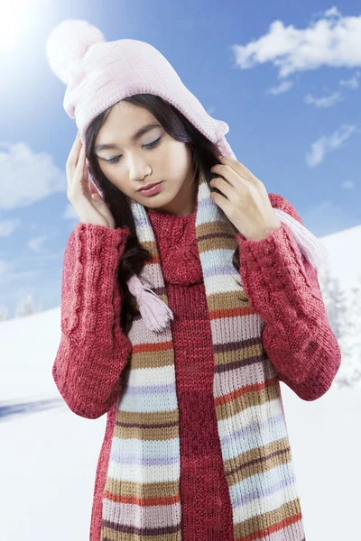 Jovem mulher em roupas de inverno recebendo dor de cabeça — Fotografia de Stock