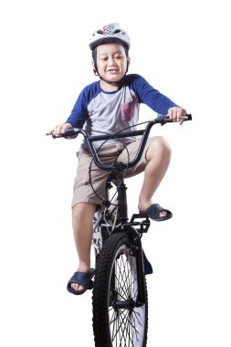 Sevimli çocuk kask giyen süre Bisiklete binmek