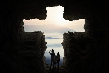 Mağara içinde mutlu aile çapraz işareti şeklinde