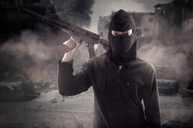 Kırık City tüfek taşıyan terörist