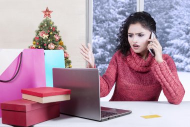 Online alışveriş ve telefonla şikayetçi kadın