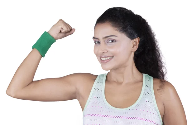 Mujer alegre mostrando su bíceps — Foto de Stock