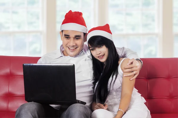 Couple with laptop doing buy online — Stock Photo, Image