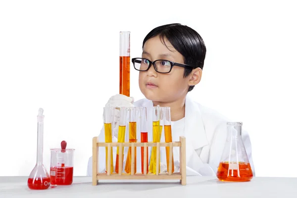 Estudiante curioso haciendo experimento químico — Foto de Stock