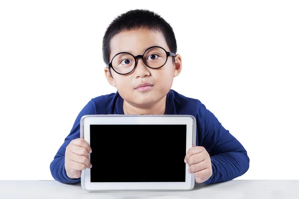 Симпатичный мальчик держит пустой экран планшета — стоковое фото