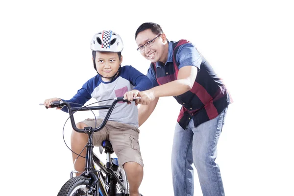 Baba çocuğunun bir bisiklet trenler — Stok fotoğraf
