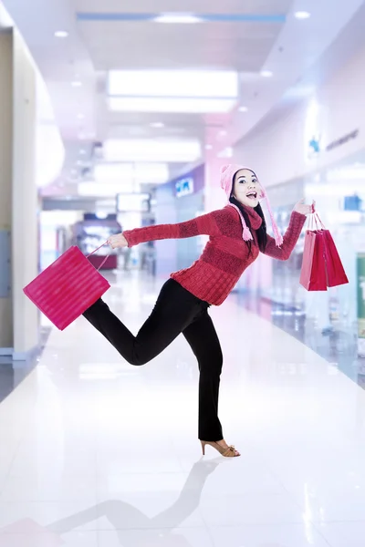 Chica glamour en el centro comercial — Foto de Stock