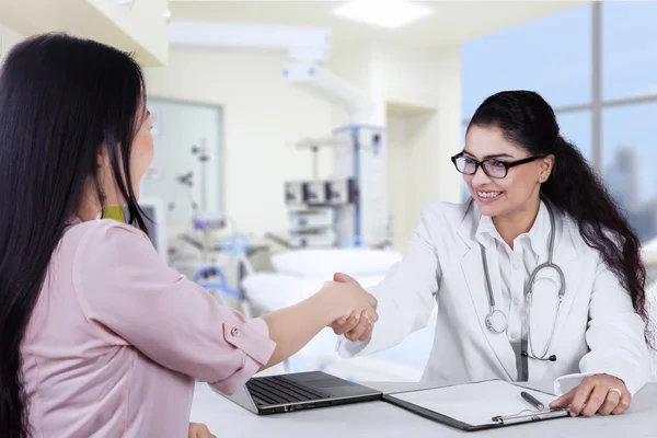 Indisk läkare handslag med hennes patient — Stockfoto