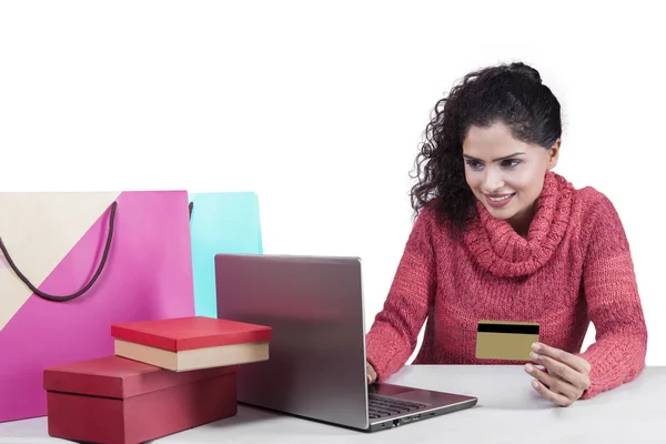 Mujer india compras en línea aislado —  Fotos de Stock