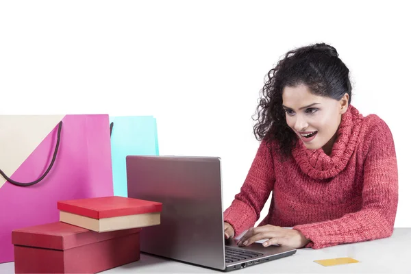 Mujer india con ropa de invierno compras en línea — Foto de Stock