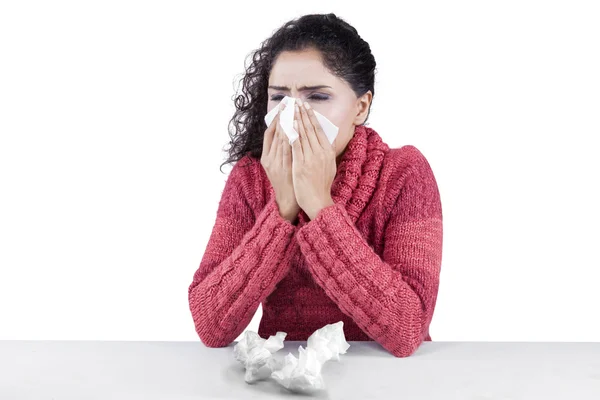 Mulher índia bonita tem gripe e febre — Fotografia de Stock