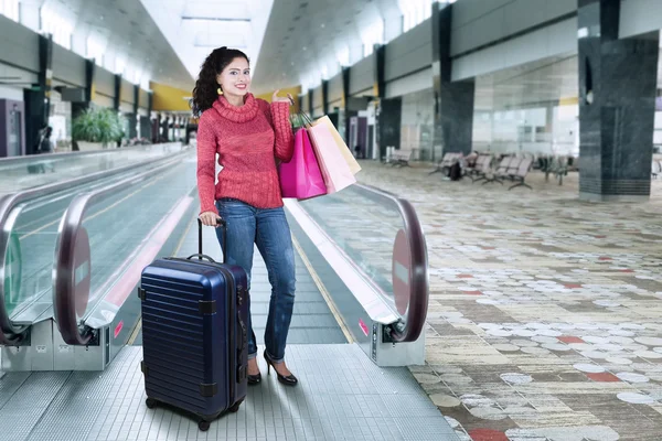 Pretty indian woman standing in airport hall — Stock Photo, Image