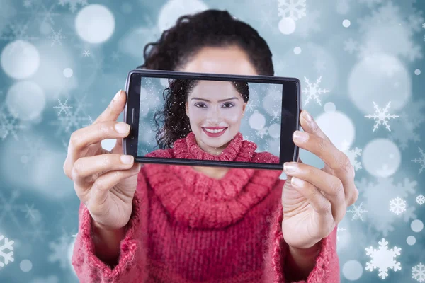 Söt indisk kvinna ta selfie Foto — Stockfoto