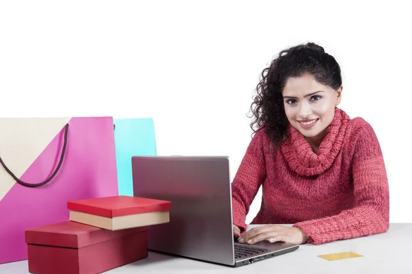 Pretty indian woman with laptop shopping online — Stock Photo, Image