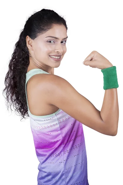 Zadowolona kobieta pokazano jej biceps — Zdjęcie stockowe