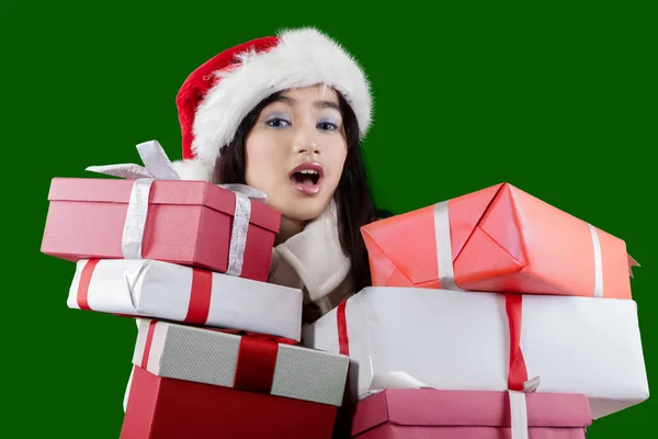 Doce menina no chapéu de Natal e prende presentes — Fotografia de Stock