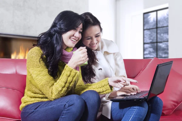 Zwei schöne Frauen mit Laptop zu Hause — Stockfoto