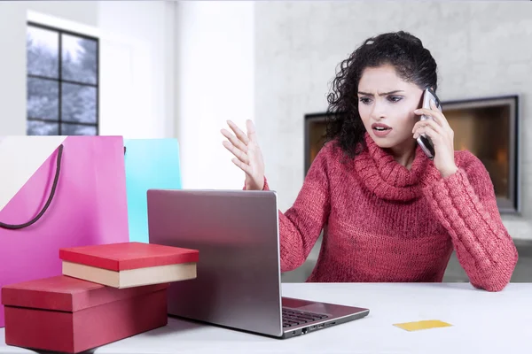 Nő panaszkodik telefonon, online vásárlás után — Stock Fotó