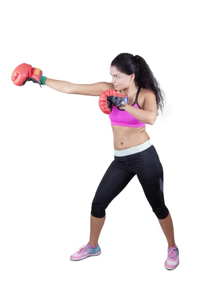 Mujer golpeando algo con guantes de boxeo — Foto de Stock