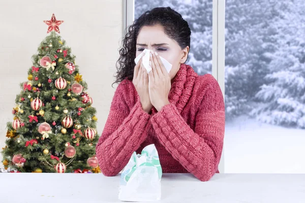 Mulher espirra com sintoma de gripe — Fotografia de Stock