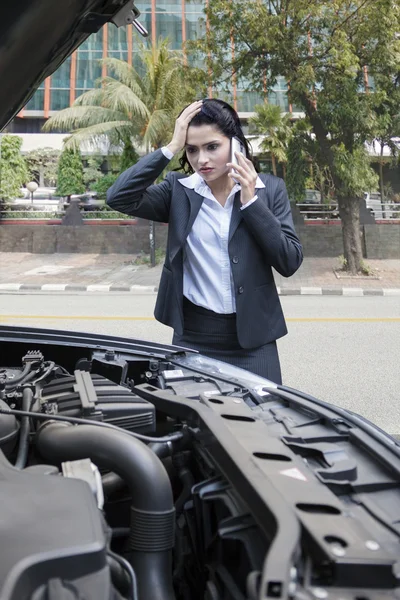 Worried indian businesswoman with broken car — Stock Photo, Image