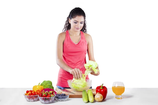 Mujer joven cocinando superalimentos saludables —  Fotos de Stock