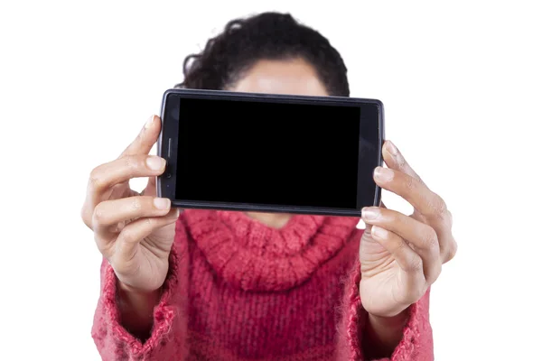 Vrouw met cellphone met leeg scherm Stockfoto