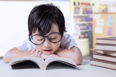 Anaokulu öğrenci ders kitapları okur