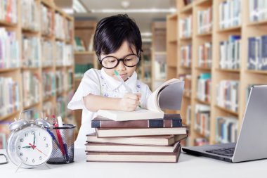 Kitaplığındaki kitap yazma anaokulu öğrenci