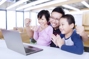 El ile onların öğretmen sınıfta alkışlar öğrenciler