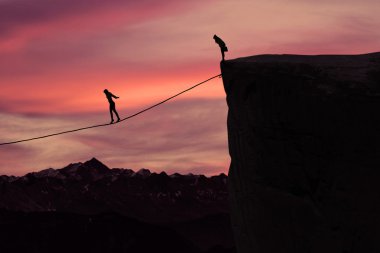 Mountain ip üzerinde yürüyen cesaret kadınla