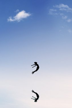 Genç kız üzerinde gökyüzü bale