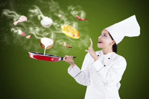 Aantrekkelijke chef-kok koken met magie — Stockfoto