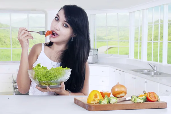 Vonzó nő eszik egészséges saláta otthon — Stock Fotó