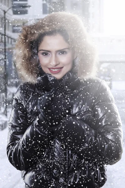 Aantrekkelijke vrouw winter jas dragen op de weg — Stockfoto