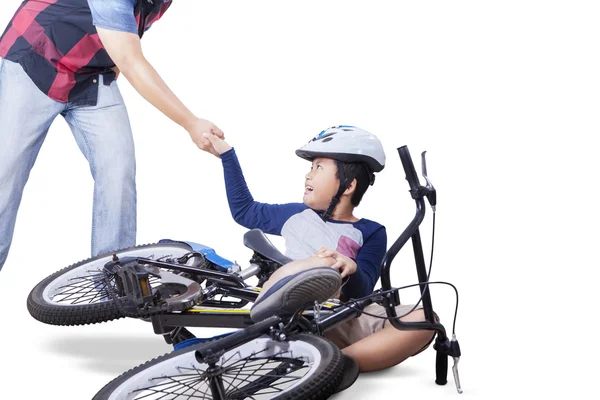 Fiú kap segít-ból az apja után alá a kerékpár — Stock Fotó