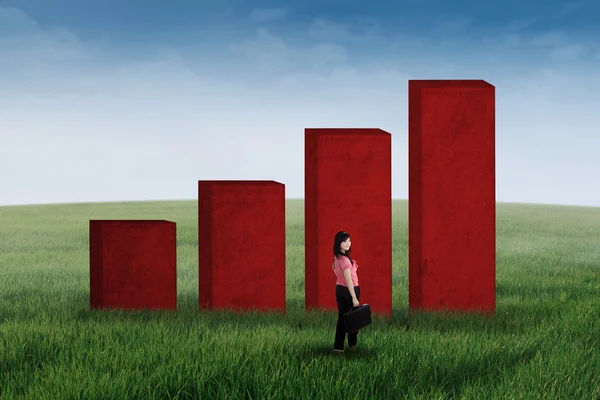 Gráfico de negocios mujer de negocios al aire libre — Foto de Stock