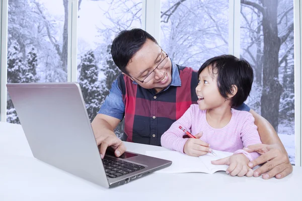 Kind met papa praten tijdens het studeren thuis — Stockfoto