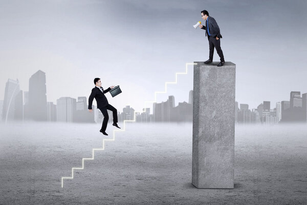 Лидер компании звонит своему коллеге
