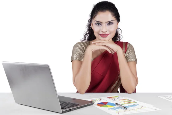 Mujer de negocios india confiada sonriendo a la cámara —  Fotos de Stock