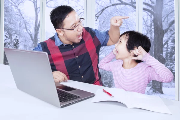Ο μπαμπάς ουρλιάζοντας για το παιδί του να μελετήσει — Φωτογραφία Αρχείου
