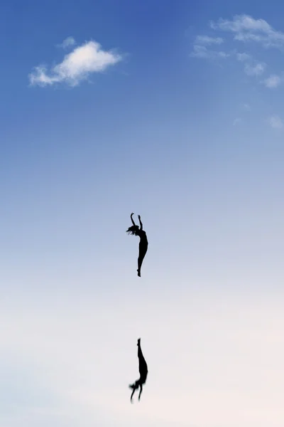 Bailarina saltando sobre el cielo azul — Foto de Stock