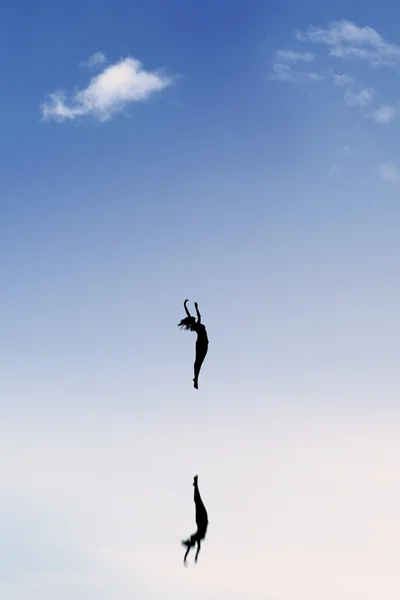 Dancer jumping on the blue sky — Stock Photo, Image