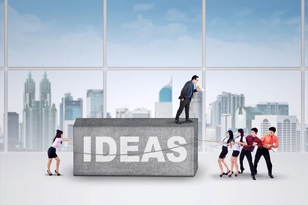 Los empleados tratan de mover una idea — Foto de Stock