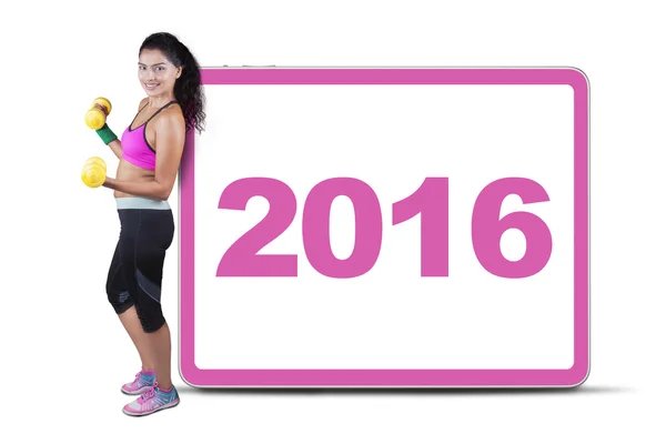 Fitnessfrau mit Zahlen 2016 im Vorstand — Stockfoto