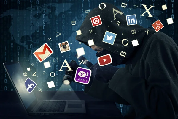 Hacker klauen soziale Netzwerk-ID mit Taschenlampe — Stockfoto
