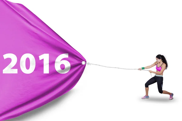 Gezonde vrouw trekt getallen 2016 met vlag — Stockfoto