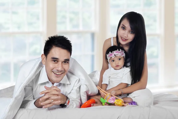 Familia hispana jugando en el dormitorio — Foto de Stock