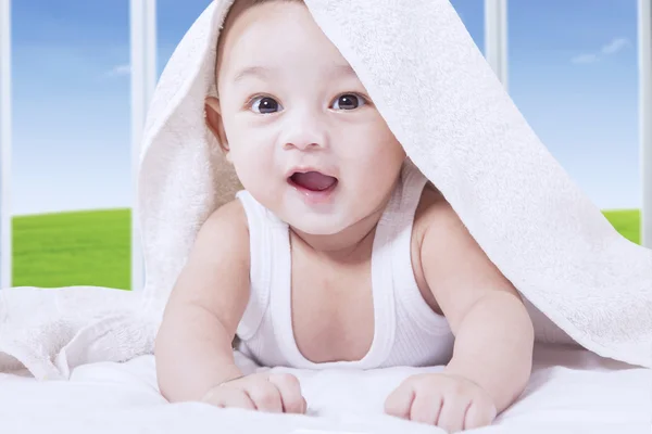 Bebé inocente sonriendo en la cama — Foto de Stock