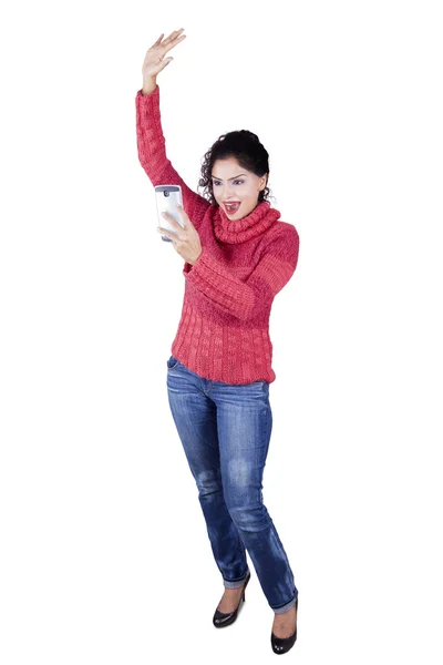 Joyful woman with winter clothes reads message — Stock Photo, Image